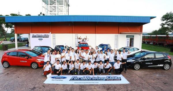 Photo 8 - Group Photo (b)