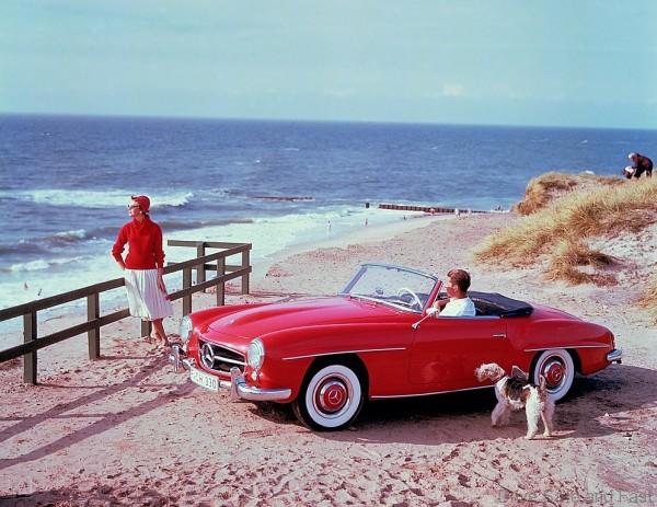 Caption orig.: Zeitgenössisches Werbefoto des 190 SL aus den 1950er-Jahren auf der Ferieninsel Sylt in der Nachmittagssonne. Der 190 SL findet schnell sein status- und designbewusstes Publikum als eleganter und zuverlässiger Traumwagen, der finanziell er