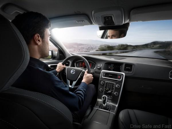 S60_Interior_Driving