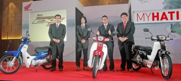 03 L-R Boon Siew Honda CMO Masami Masuyama, LPL Tatsuya Minagawa, Koji Onishi and Dato' Sri Tan Hui Jing with the newly launched EX5 Dream FI