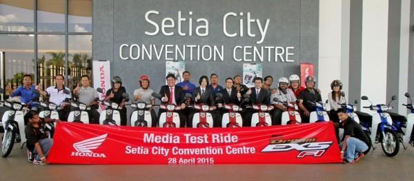 05 VIPs and media group photo during the EX5 Dream FI test ride