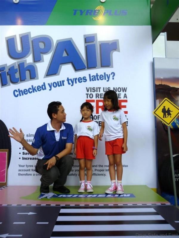 Children learning the 5 golden rules to remember when crossing a road