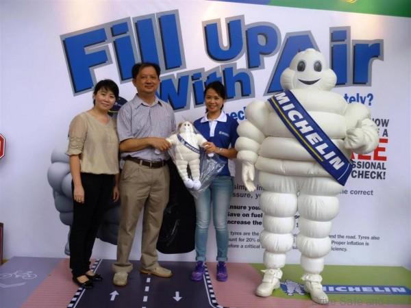 From left-Tadika Seri Cemerlang Jaya's Principal Goh Irene & Chairman Lee Sai Weng receiving a token of appreciation from Michelin Retail&Trade Marketing Manager, Blanche Chan
