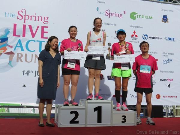 Mitsubishi CEO of MMM Mr. Yang presenting the awards to the 10km Women's Corporate Run Category (1)