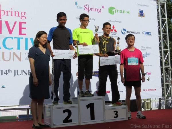 Mitsubishi CEO of MMM Mr. Yang presenting the awards to the 10km Women's Corporate Run Category (2)