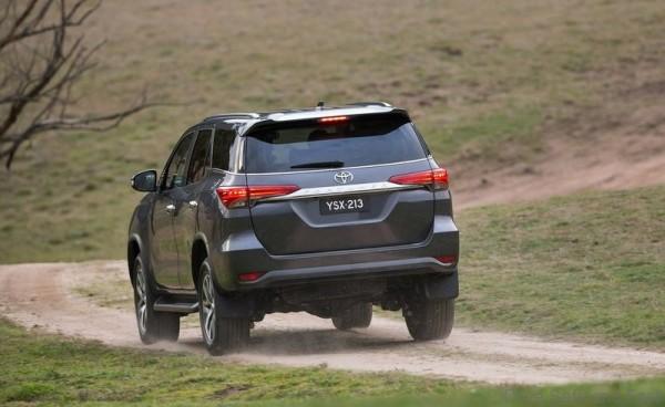 Toyota-Fortuner_2016_3