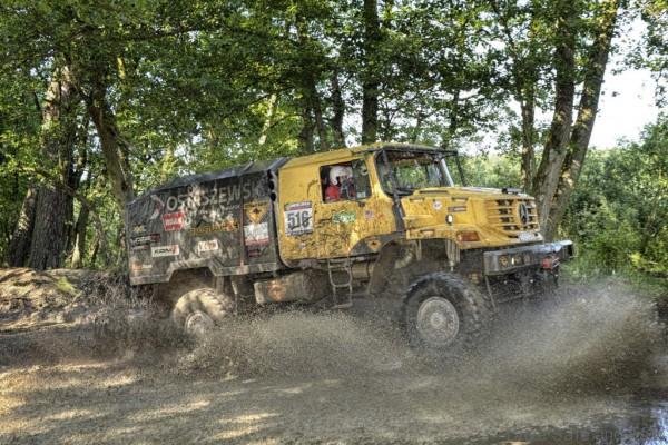 Krzysztof Ostaszewski, Lukasz Piasecki und Slawomir Papaj mit Mercedes-Benz Zetros bei der Rallye Breslau Polen 2015 Gewinner in der Kategorie Big Truck Extreme. Fotograf: Paolo Baraldi