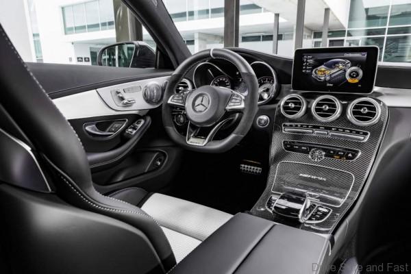Mercedes-AMG C 63 S Coupé (C 205) 2015; Interieur: Leder kristallgrau/schwarz, AMG Performance Lenkrad in Leder Nappa schwarz/Mikrofaser DINAMICA im 3-Speichen-Design unten abgeflacht, 12 Uhr-Markierung in Schwarz, Lenkradblende in Silberchrom mit "AMG" Schriftzug und silberfarbenen Aluminium-Schaltpaddles,  AMG Zierteile Carbon/Aluminium mit Längsschliff hell interior: leather crystal grey/black, AMG Performance steering wheel in black nappa leather/DINAMICA microfibre in a 3-spoke design, with flattened bottom section, 12 o'clock marking in black, steering wheel bezel in silver chrome with "AMG" lettering and silver-coloured aluminium shift paddles,  AMG carbon-fibre/light longitudinal-grain aluminum trim