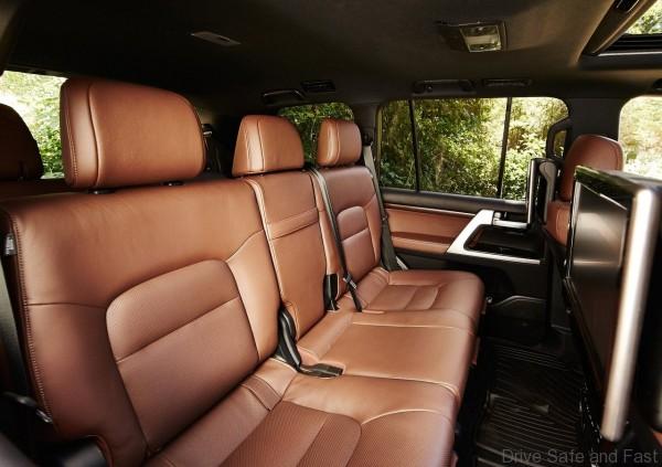 Toyota-Land_Cruiser_2016_7