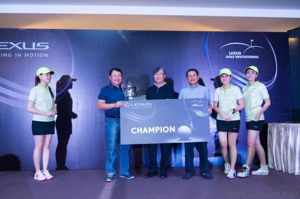 Prize Presentation to winner Mr Ng Say Hoe for Central Region by UMWT management