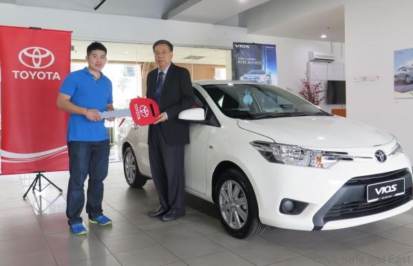 WOW 03_Mr Lau Er Kheng from Puchong,  Kuala Lumpur receiving his prize car