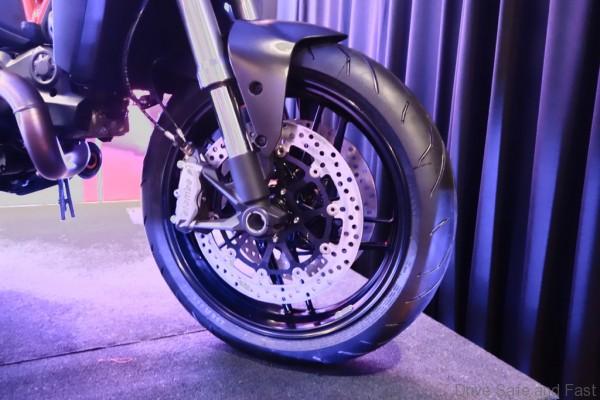DUCATI- - 9