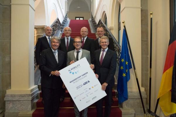 hinten - v.l.n.r. Dr. Peter Blauwhoff, Chairman of the Board of Deutsche Shell Holding GmbH / Benoît Potier, CEO Air Liquide / Hans-Christian Gützkow, Geschäftsführer Total Deutschland / vorne – v.l.n.r. Dr. Wolfgang Büchele, CEO Linde Group / Bundesminister Dobrindt / Prof. Dr. Thomas Weber, Member of the Board of Management of Daimler AG back - l.t.r. Dr. Peter Blauwhoff, Chairman of the Board of Deutsche Shell Holding GmbH / Benoît Potier, CEO Air Liquide / Hans-Christian Gützkow, CEO Total Deutschland / front – l.t.r.  Dr. Wolfgang Büchele, CEO Linde Group / Federal Minister Dobrindt / Prof. Dr. Thomas Weber, Member of the Board of Management of Daimler AG