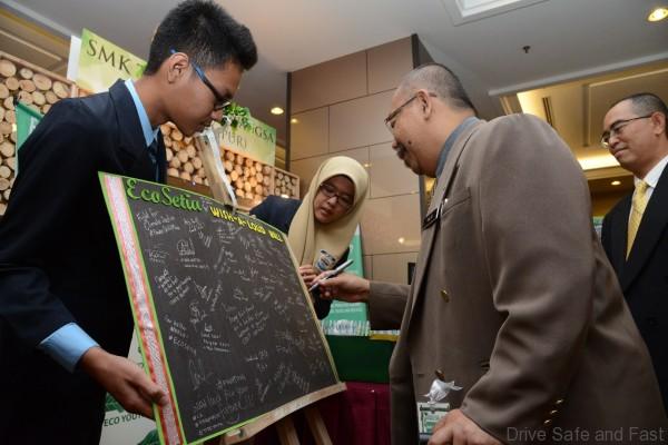 Exhibition Tour by Tn Hj Mohd Anuar Abd Hamid,  Sr Principal Assist. Director, Co-Curriculum & Arts Div., MOE