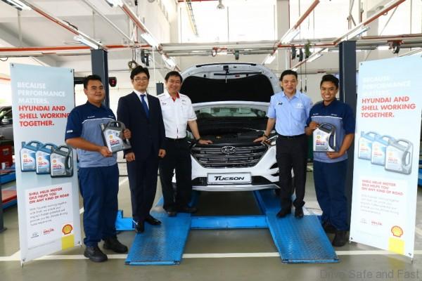 L to R - With Hyundai Technicians and the newly launched Shell-Hyundai Engine Oil are Mr Ahn Joon Moo, Mr Leslie Ng and Mr Lau Yit Mun