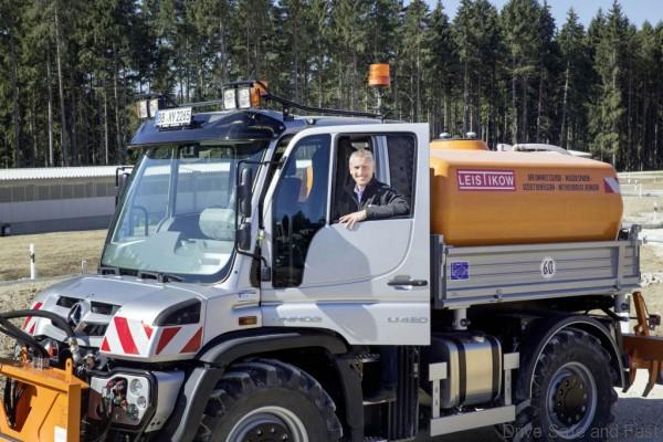Freut sich über die Hilfe des Unimog U 430 bei der Streckenpflege: Markus Wiech, technischer Projektleiter des Prüfgeländes Immendingen in seinem „Universalmotorgerät“ (Unimog).