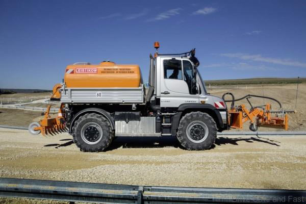 Auf der Schlechtwege-Verschmutzungsstrecke sorgt ein 300-PS-Modell (Nennleistung 220 kW, maximale Zugkraft 1200 Nm) aus der Baureihe Unimog-Geräteträger für den stets akkuraten Zustands des Messfelds. Hinten kann der Unimog U 430 mit einem Heckaufreißer allzu sehr verdichtete Streckenabschnitte wieder auflockern.