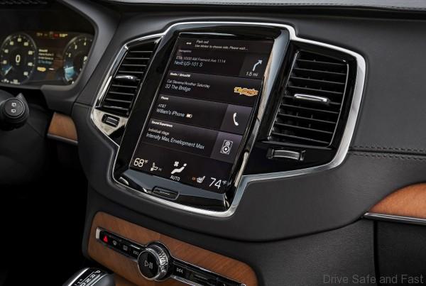 Volvo-Cars-Microsoft-HoloLens-experience_03