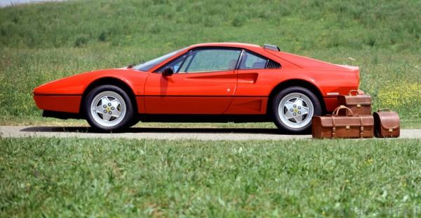 - Nella foto il set di Valigeria di produzione Cuoio Schedoni Modena comune ai modelli Ferrari GTB Turbo e GTS Turbo.