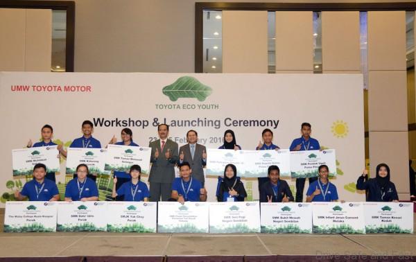 01 TEY 2016 Datuk Ismet Suki and En. Mahamad Amran Kamsi with the team leaders of the participating schools