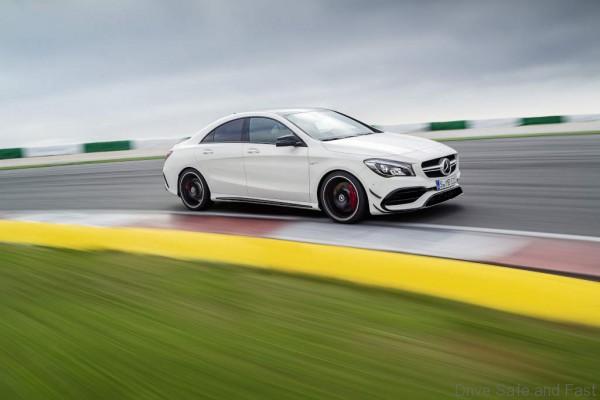 Mercedes-AMG CLA 45  Coupé; C117; 2016 Exterieur: Diamantweiß, AMG Aerodynamic-Paket; Interieur: Schwarz, Performance Sitze; Kraftstoffverbrauch (l/100 km) innerorts/außerorts/kombiniert:  9,2/5,6/6,9 CO2-Emissionen kombiniert: 162 g/km Exterior: diamond white, AMG Aerodynamics package; interior: black, performance seats; Fuel consumption (l/100 km) urban/exurban/combined:   9.2/5.6/6.9 combined CO2 emissions:  162 g/km