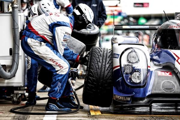 01 DAVIDSON Anthony (GBR) BUEMI Sebastien (CHE) NAKAJIMA Kazuki (JPN)  TOYOTA TS 040 hybrid team Toyota racing ambiance pitstop during the 2015 FIA WEC World Endurance Championship 6 Hours of Silverstone, England, from April 9th to 12th 2015. Photo DPPI / Florent Gooden.