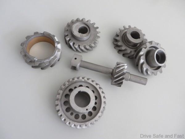 Steuerradsatz für Benzindruckpumpe, nitriert, in Königswellen-Ausführung. Für Mercedes-Benz S, SS, SSK, SSKL (W 06). Nachfertigung von Mercedes-Benz Classic nach Originalspezifikation, 2016. ; Timing gear set for petrol pressure pump, nitrided, vertical-shaft version. For Mercedes-Benz S, SS, SSK, SSKL (W 06). Reproduced by Mercedes-Benz Classic according to the original specification, 2016.;