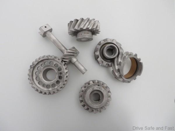 Steuerradsatz für Nockenwellenbremse, nitriert, in Königswellen-Ausführung. Für Mercedes-Benz S, SS, SSK, SSKL (W 06). Nachfertigung von Mercedes-Benz Classic nach Originalspezifikation, 2016. ; Timing gear set for camshaft brake, nitrided, vertical-shaft version. For Mercedes-Benz S, SS, SSK, SSKL (W 06). Reproduced by Mercedes-Benz Classic according to the original specification, 2016.;