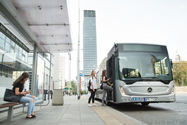 Im Bild der Mercedes-Benz Conecto mit 12,13 Meter Länge. Mercedes-Benz liefert den Niederflur-Stadtlinienbus als 12,13 m langen dreitürigen Solobus Conecto sowie als 18,12 m langen viertürigen Gelenkbus Conecto G. ; Mercedes-Benz Conecto, Interieur, anthrazit metallic, OM 936 mit 220 kW/299 PS; 7,7 L Hubraum, 6-Gang Automatikgetriebe, Länge/Breite/Höhe: 12.105/2.550/3.120 mm, Beförderungskapazität: 1/105; Mercedes-Benz Conect,; Interior, anthracite metallic, OM 936 rated at 220 kW/299 hp, displacement 7.7 l, 6-speed automatic transmission, length/width/height: 12105/2550/3120 m, passenger capacity: 1/105;