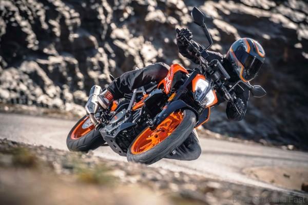 2017-ktm-390-duke-03