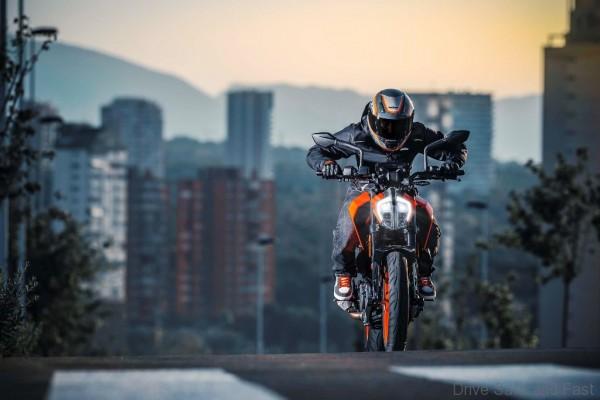 2017-ktm-390-duke-04