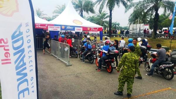 bikers-waiting-for-their-turn-for-oil-change-after-the-2016-shell-malays