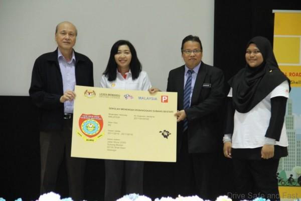 pic-1-mylesen-presentation-to-smk-subang-bestari