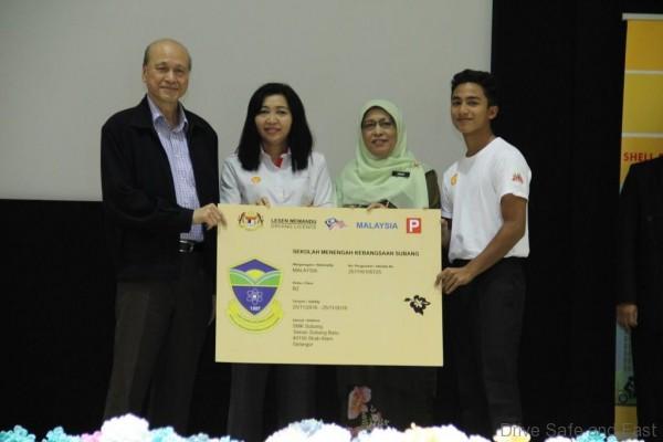 pic-2-mylesen-presentation-to-smk-subang