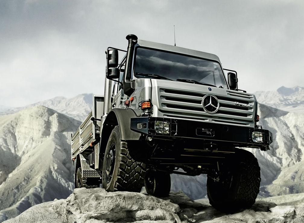 Mercedes-Benz Unimog for the mountain rescue team in the Black Forest ...