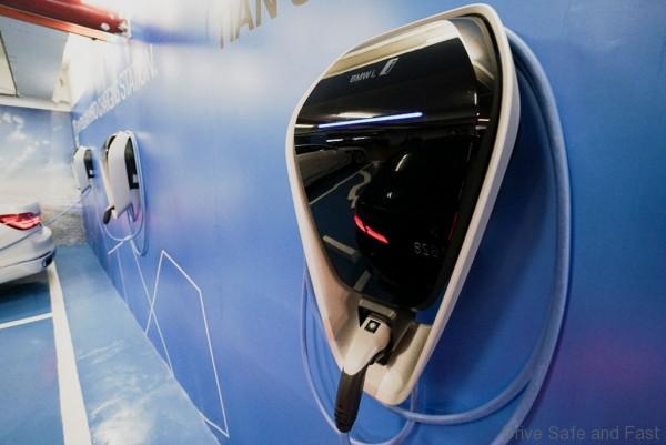 Electric vehicle charging station