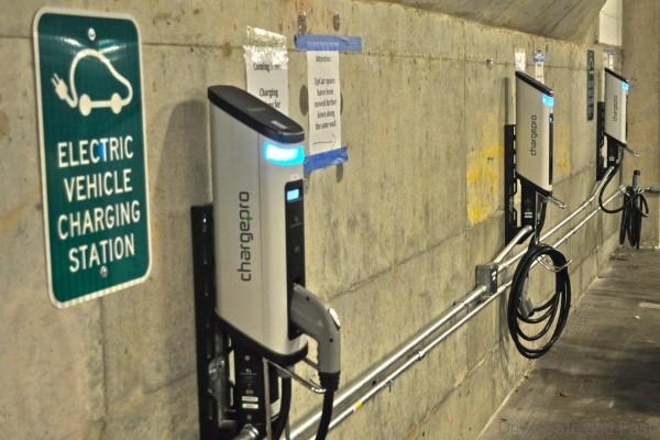 Electric vehicle charging station