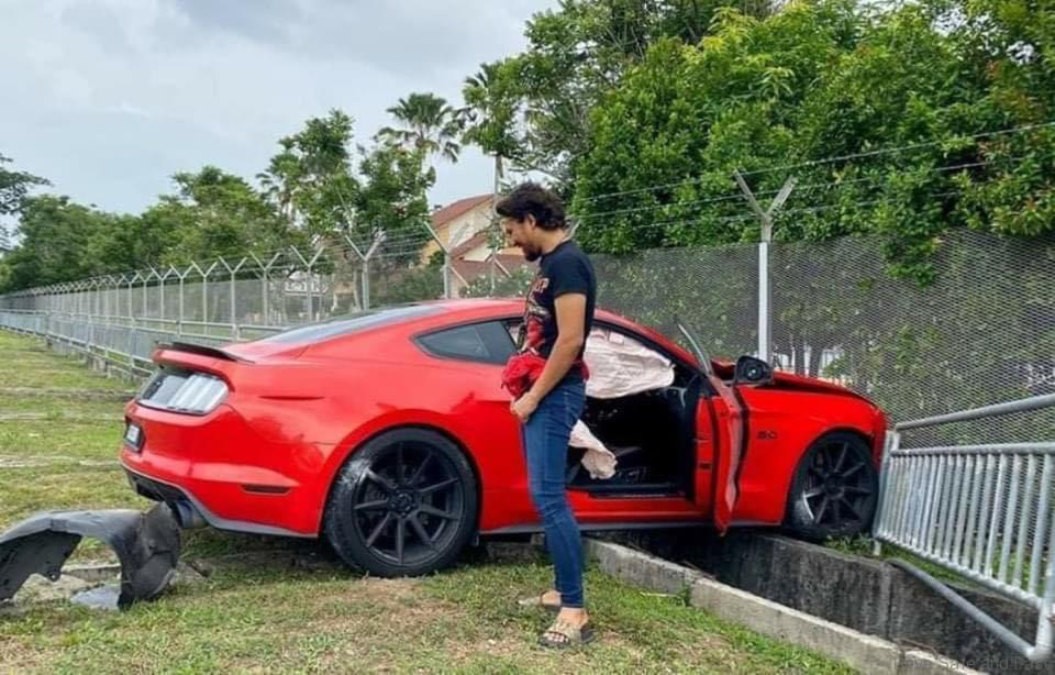  Ford Mustang  .  GT se estrelló en Seberang Perai la semana pasada
