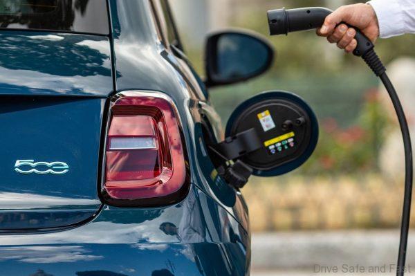2020 Fiat 500 la Prima EV_charging