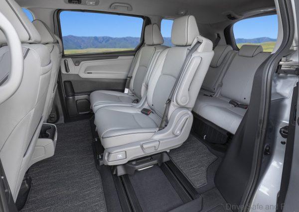 2020 Honda Odyssey Facelift Launched_middle row access