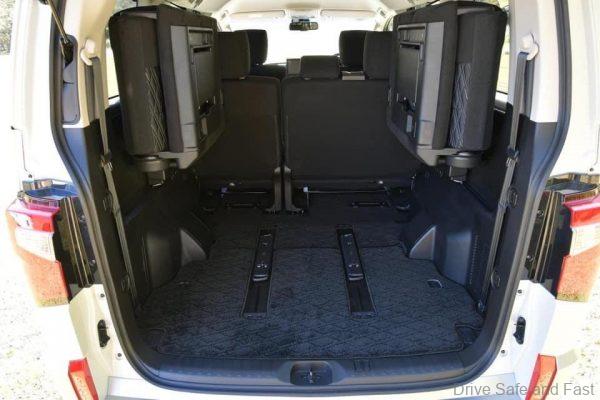 Mitsubishi Delica D:5_MPV_rear luggage space
