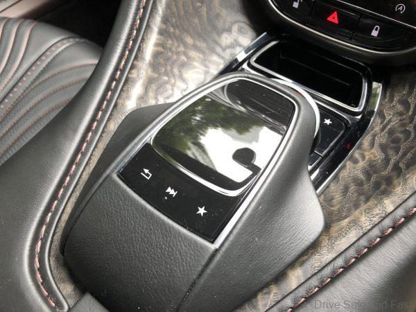 Aston Martin DB11_V8_toggle