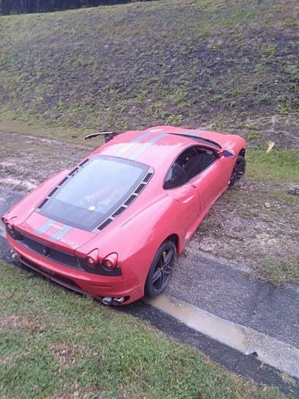 Ferrari F430 Crashes Into Drain Near Bukit Beruntung