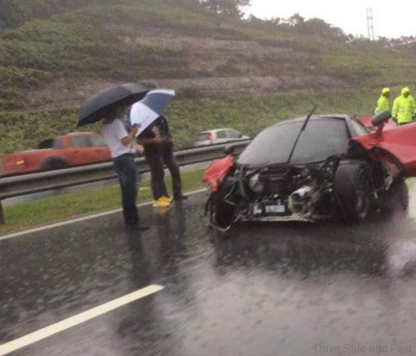 McLaren 720S_MEX highway accident_wet road