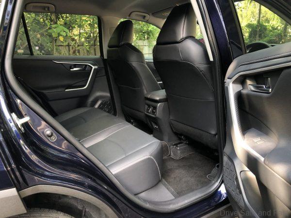 Toyota RAV4_rear seat legroom