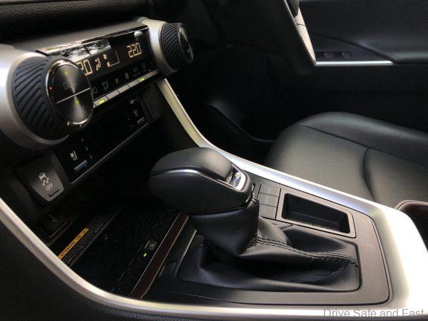 Toyota RAV4_center console