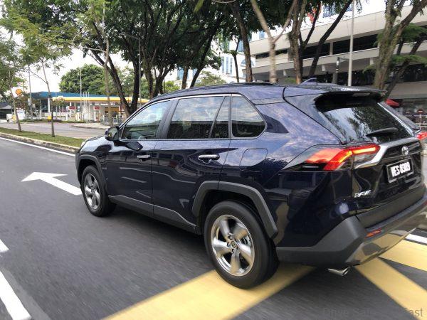 Toyota RAV4_rear moving shot