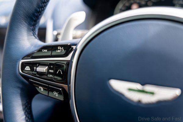 ASTON MARTIN DBX_multifunction steering wheel