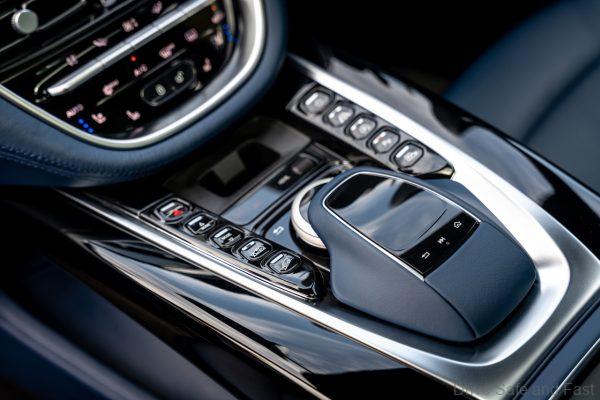 ASTON MARTIN DBX_center console
