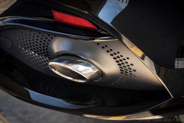 ASTON MARTIN DBX_rear exhausts